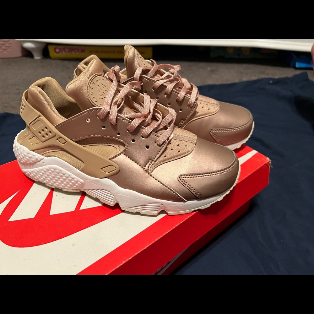 8.5 Rose Gold NIKE Huarache